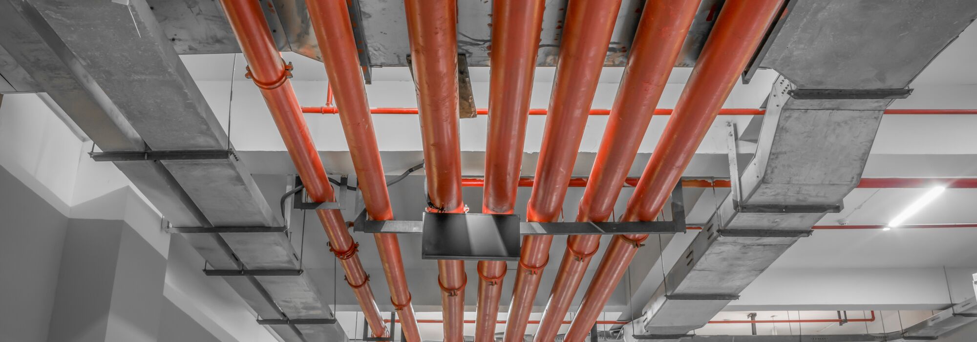 Leitungen einer Löschanlage im Keller eines großen Gebäudekomplexes.